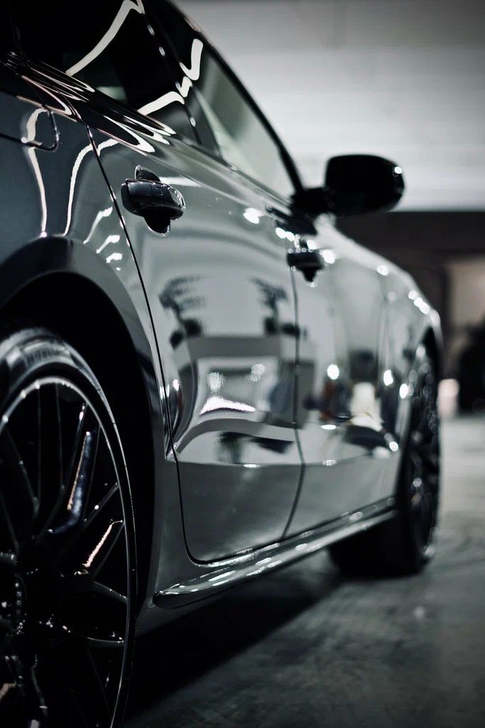 Dark vehicle side profile with mirror-like gloss finish